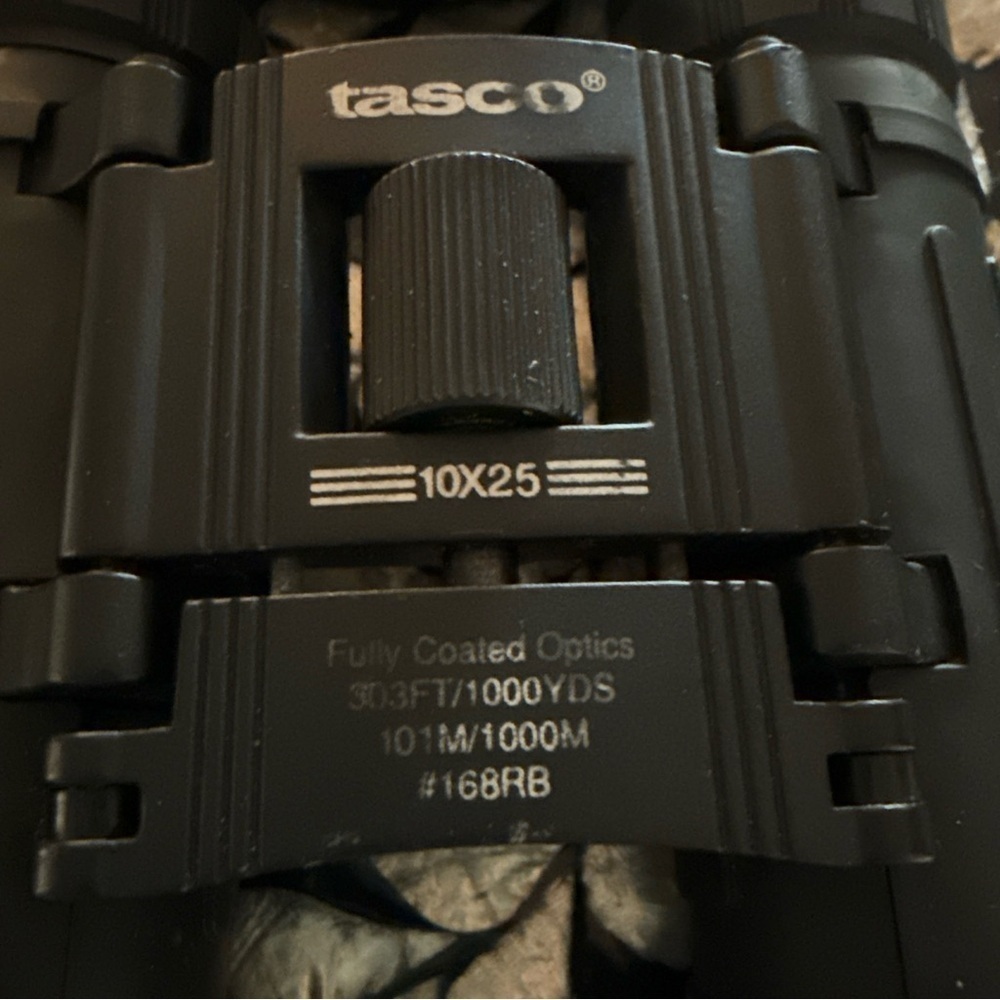 Tasco 10x25 Binoculars Fully Coated Optics 303FT/1000YDS 101M/1000M #168RB - Picture 2 of 4